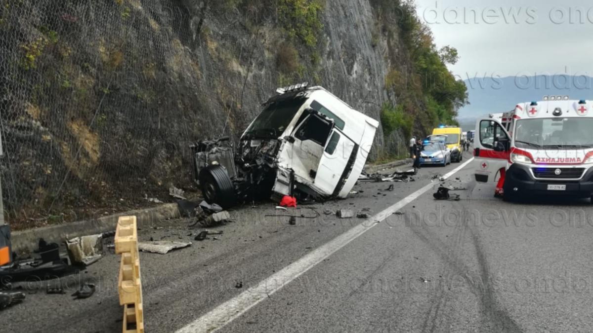 italia--un-sofer-roman-de-tir-se-zbate-intre-viata-si-moarte-dupa-un-teribil-accident---foto-1