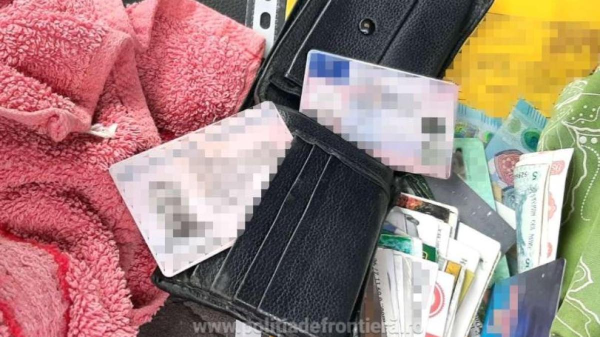 microbuz--oprit-la-intrarea-in-romania--un-pasager-a-fost-dat-jos-si-interogat--barbatul-s-a-ales-cu-dosar-penal-pe-loc