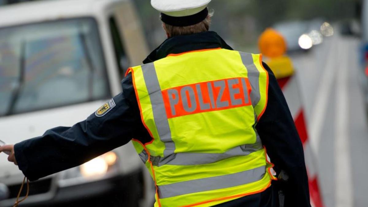 germania--un-sofer-roman--tras-pe-dreapta-de-agenti--s-a-dat-drept-politist--barbatul--dat-de-gol-de-legitimatia-falsa