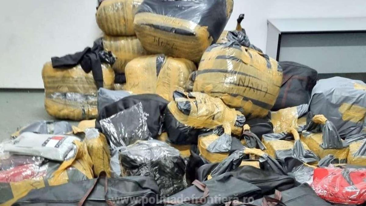 trei-autocare--verificate-la-sange-in-vama-giurgiu--zeci-de-bagaje-ale-pasagerilor-au-fost-confiscate