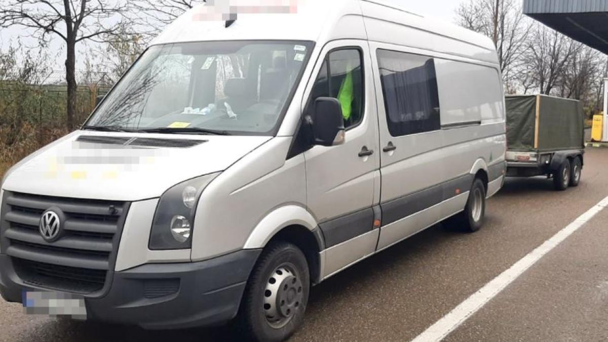 un-barbat-a-vrut-sa-treaca-prin-vama-albita--cu-o-remorca-cu-numere-false--soferul-va-suporta-acum-rigorile-legii