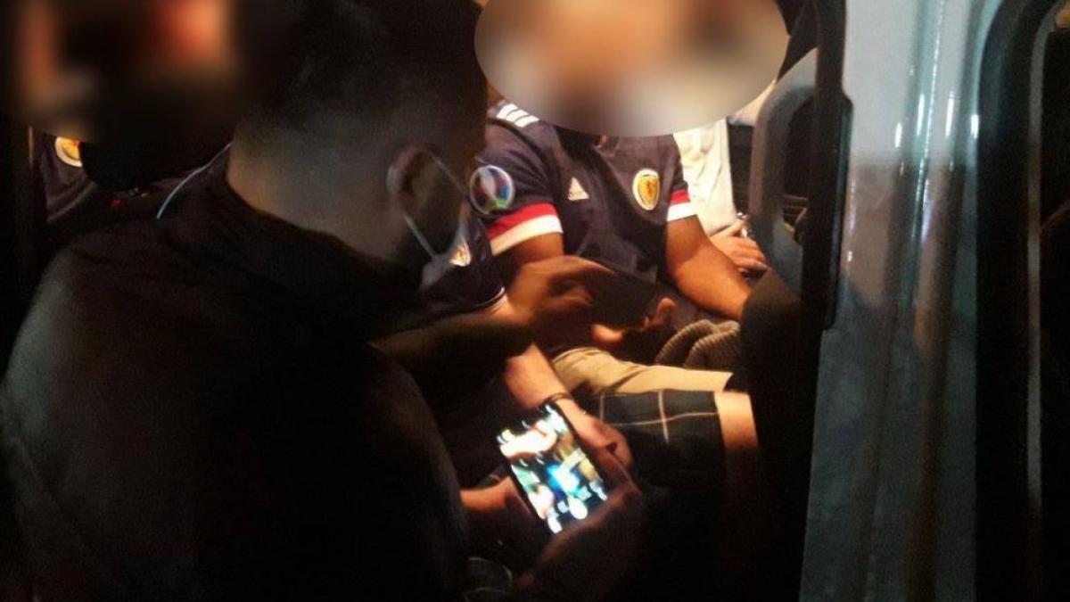 un-microbuz-cu-suporteri-scotieni-a-trecut-prin-vama-leuseni--fara-a-opri-la-punctul-de-control--barbatii-se-grabeau-la-meci