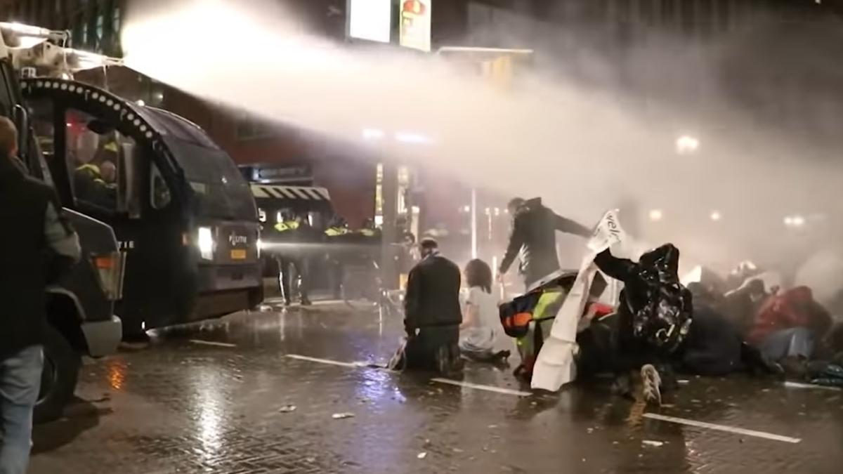 proteste-violente-in-olanda-din-cauza-reintroducerii-carantinei--mii-de-oameni-au-iesit-in-strada-si-in-italia