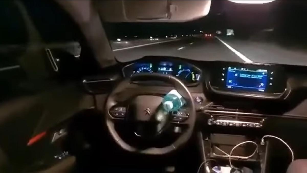 un-sofer-roman-arata-cum-merge-in-mod-autonom-cu-o-sticla-de-plastic-in-volan--in-timp-ce-masina-avea-viteza-pe-autostrada---video