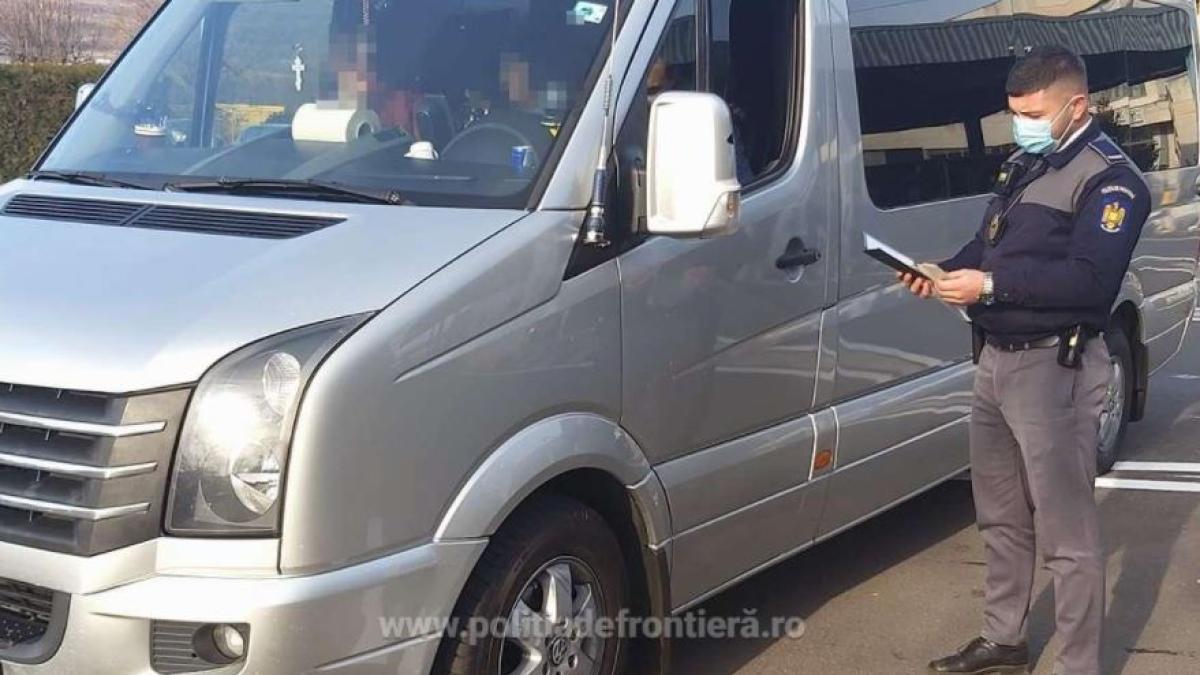 microbuz--oprit-la-intrarea-in-romania--un-pasager-a-fost-dat-jos-cu-tot-cu-bagaje-si-dus-direct-in-arest
