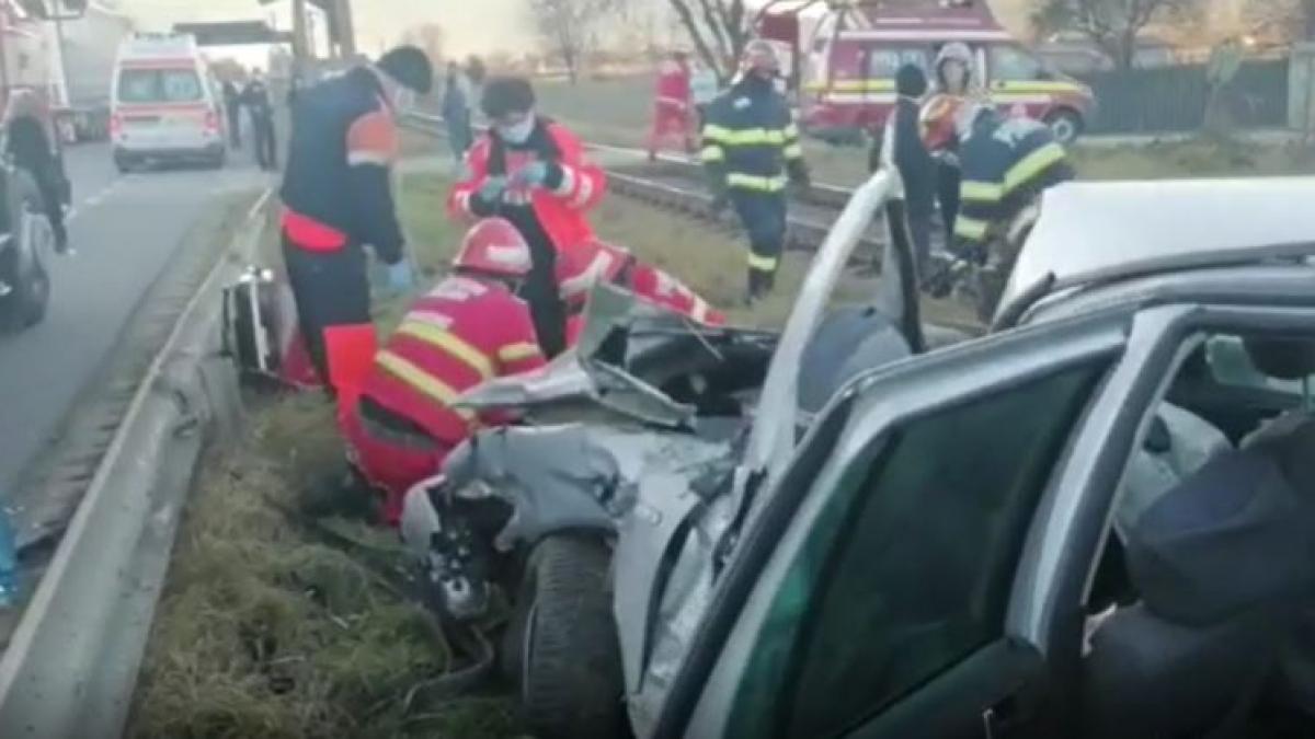 doua-romance--ranite-grav-intr-un-accident-feroviar--una-dintre-victime-a-fost-proiectata-prin-parbriz