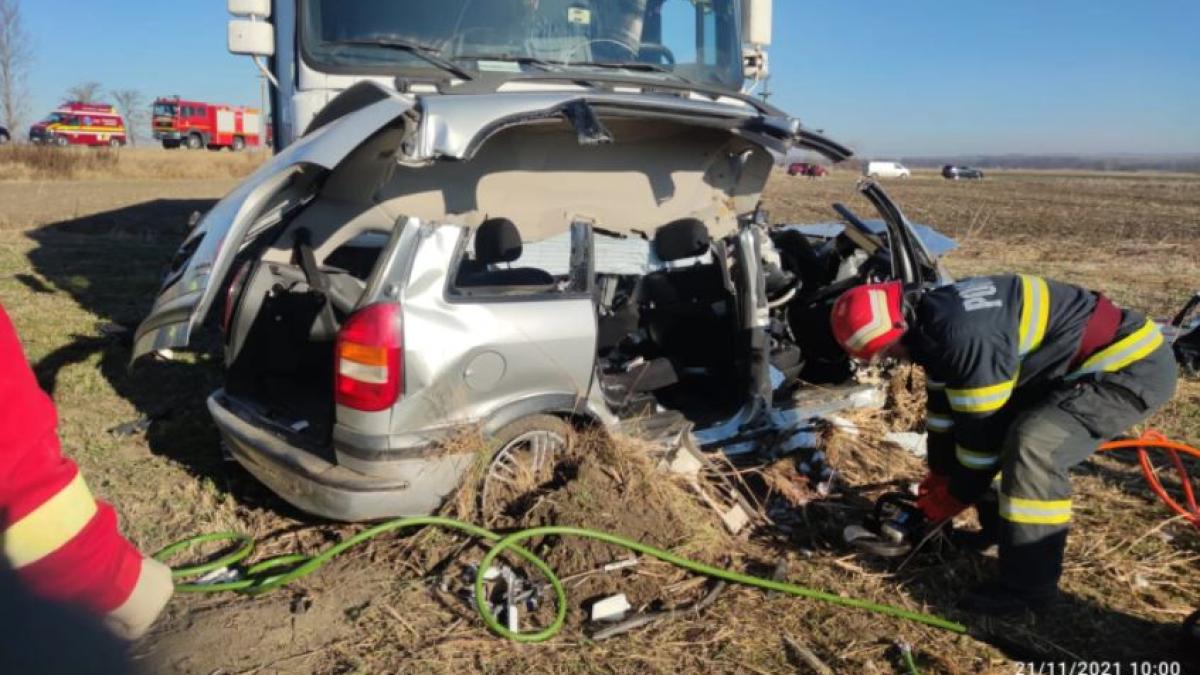 doi-copii-si-un-adult-au-murit--intr-un-accident-rutier-grav--masina-lor-a-fost-lovita-violent-de-un-camion