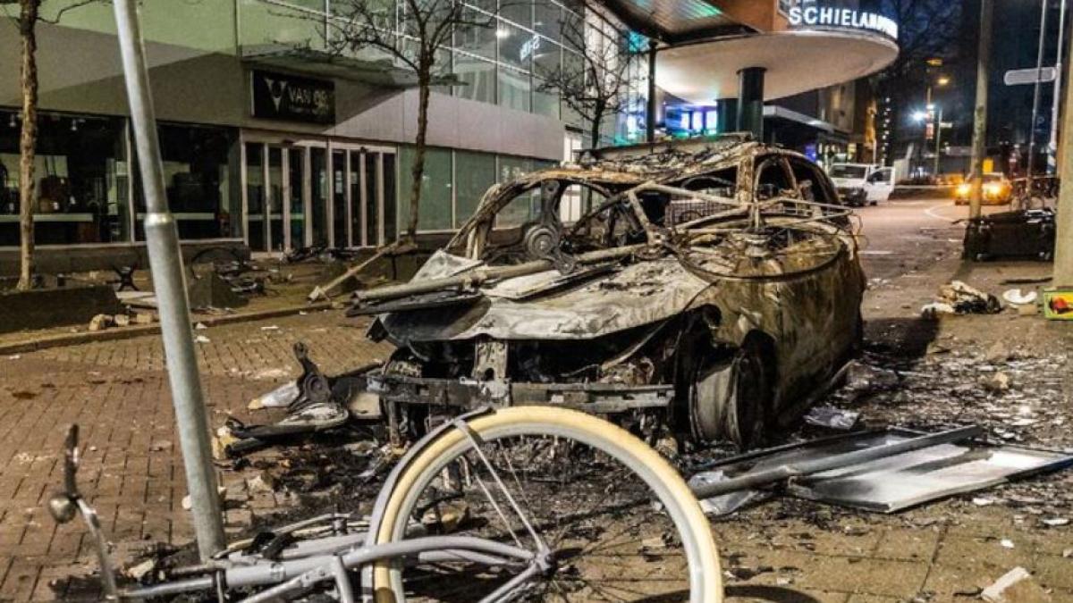 olanda--violente-in-timpul-revoltelor-de-ieri--protestatarii-au-aruncat-cu-pietre-in-politisti-si-au-ars-biciclete-in-haga