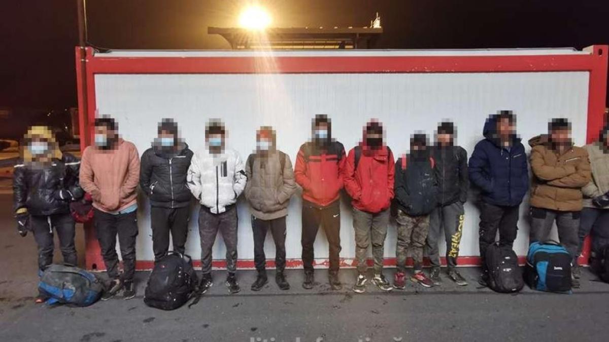 automarfar--care-venea-din-turcia--oprit-in-vama-nadlac--doisprezece-afgani--depistati-ascunsi-printre-marfa-transportata