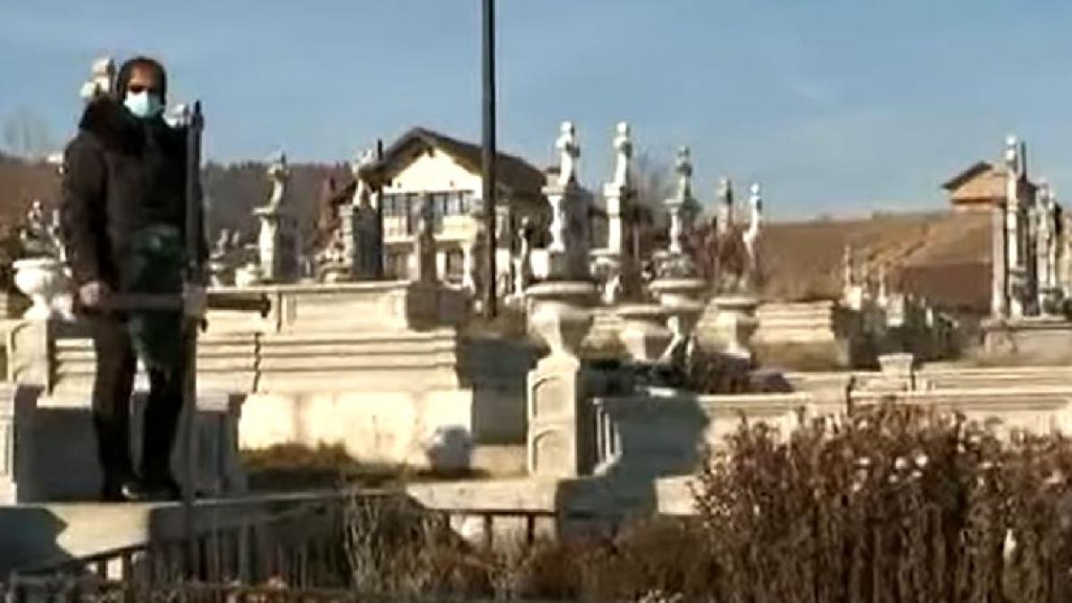 patru-adolescenti-romani-au-vandalizat-zeci-de-monumente-funerare-dintr-un-cimitir