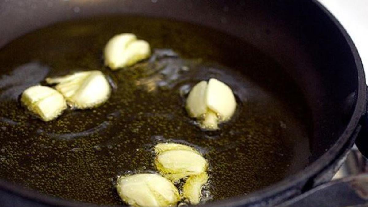 zdrobeste-5-catei-de-usturoi-si-fierbe-i-in-ulei-de-cocos-sau-de-masline--aplica-compozitia-pe-cap--iar-efectul-va-fi-uimitor