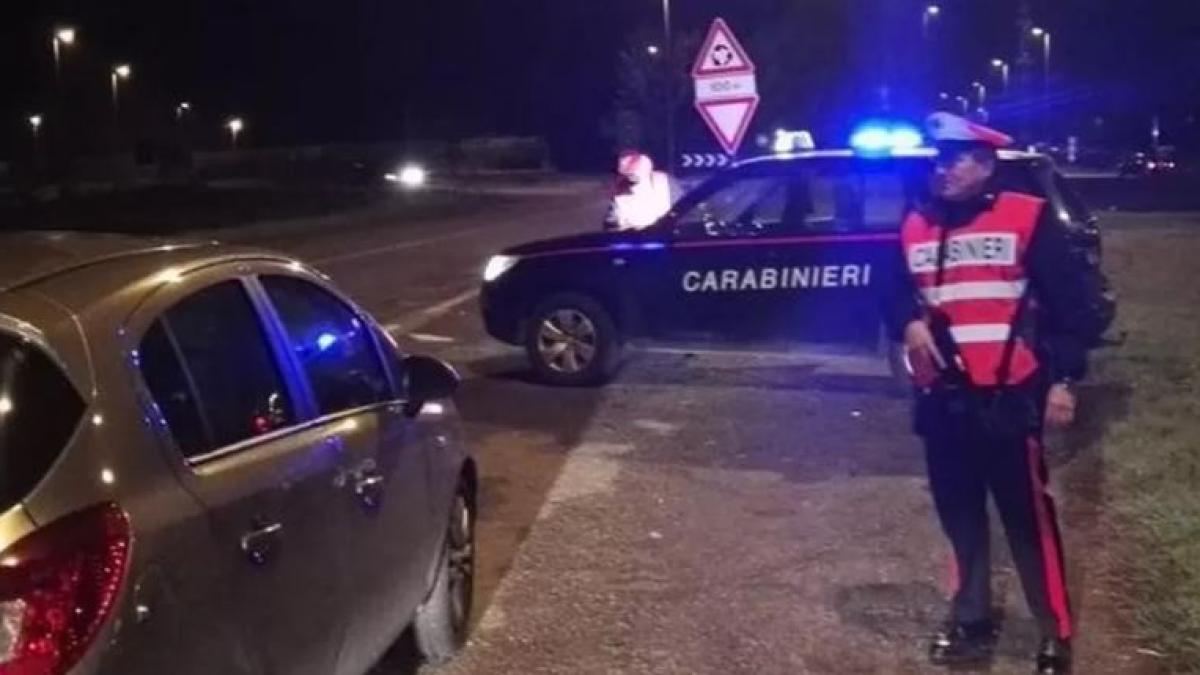 italia--un-roman-a-lovit-masina-carabinierilor-si-a-batut-un-politist--barbatul-a-amenintat--apoi--ca-isi-va-incendia-automobilul