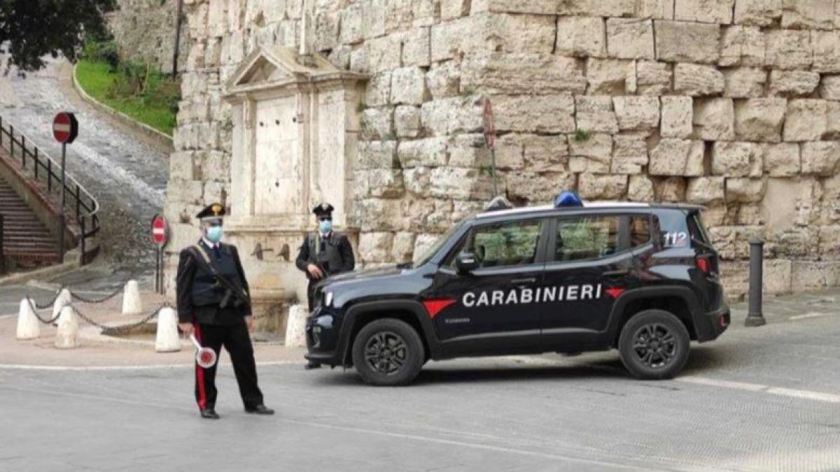 italia--o-tanara-romanca-s-a-dat-in-spectacol-intr-un-bar--s-a-certat-cu-patronul--apoi-a-sarit-la-bataie-la-carabinieri