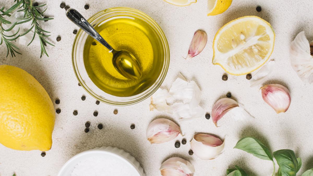 amesteca-usturoi-cu-miere-si-lamaie-siropul-contra-racelii-pe-care-bunicile-il-pregateau-in-secret