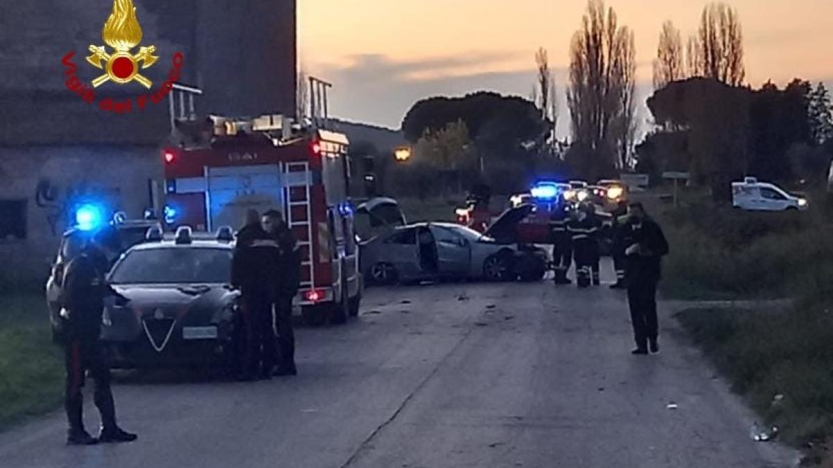 italia--roman--mort-pe-loc-intr-un-cumplit-accident-un-alt-pasager--transportat-in-cod-rosu-la-spital