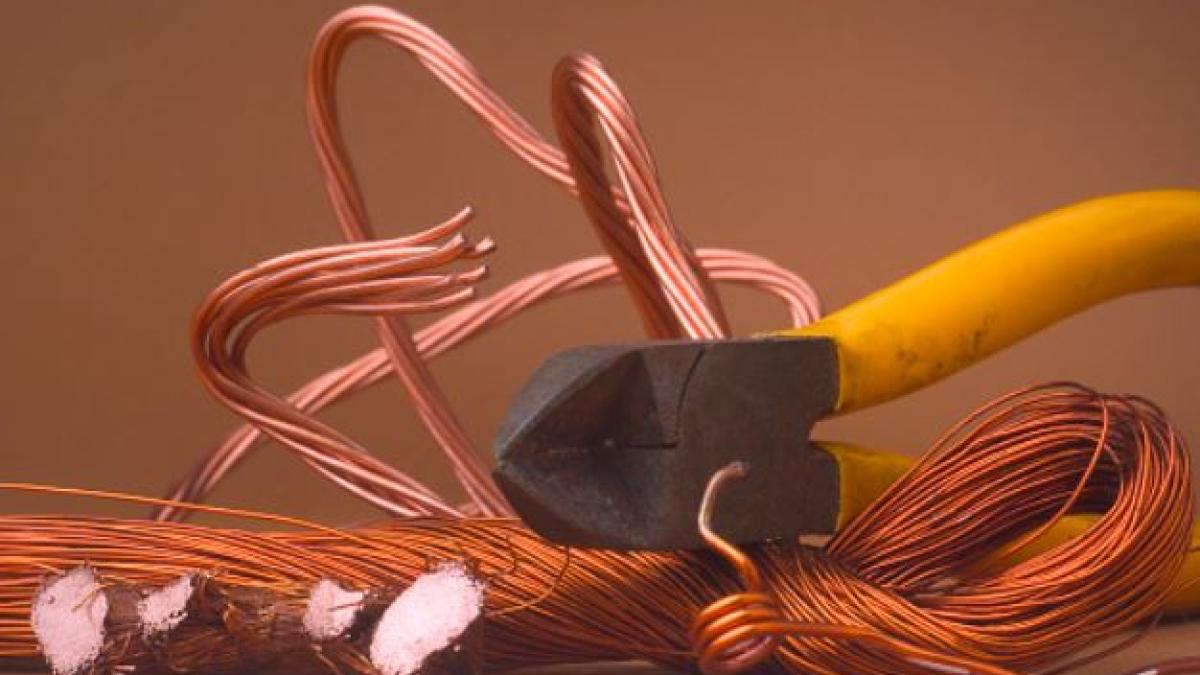 italia--un-roman--prins-in-timp-ce-fura-300-de-kilograme-de-fire-de-cupru--barbatul--dat-de-gol-de-alarma-care-s-a-declansat