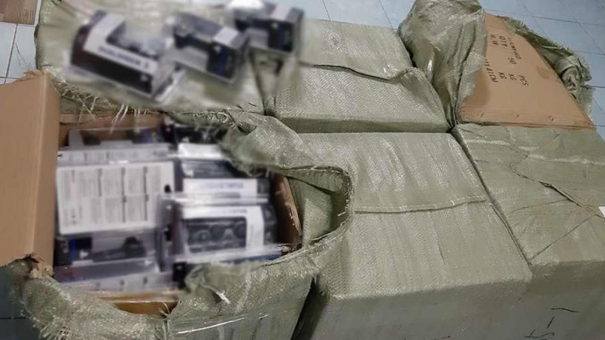 ansamblu-rutier--verificat-la-sange-la-intrarea-in-romania--soferul-roman-s-a-ales-cu-dosar-panel--iar-marfa-de-mii-de-lei--confiscata