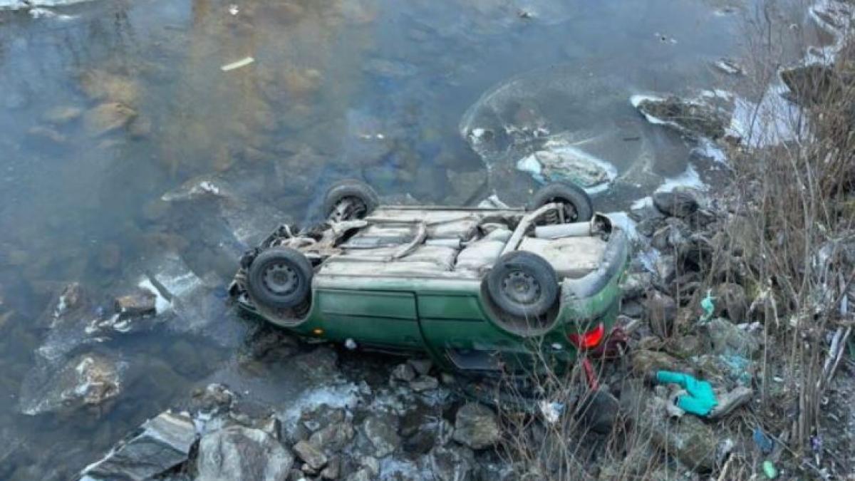 o-mama-si-fiica-ei-de-patru-ani--ranite-intr-un-accident--masina-lor-s-a-rasturnat-in-albia-raului-moldova