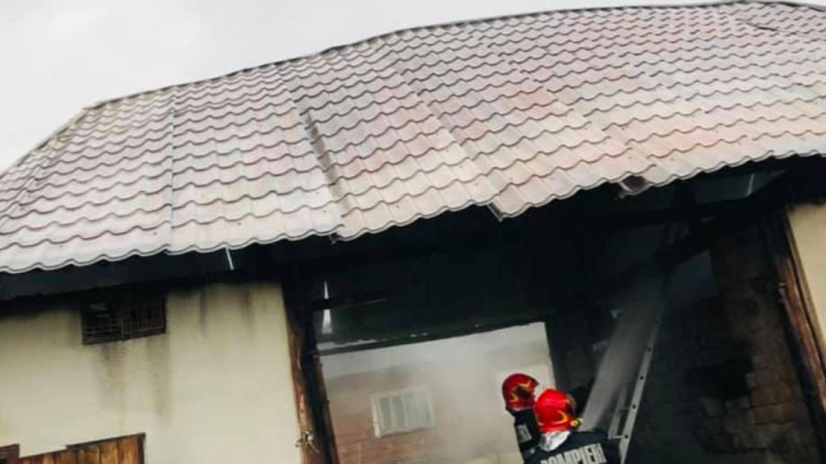 o-familie-din-maramures-a-ramas-pe-drumuri--dupa-ce-casa-le-a-fost-distrusa-de-un-incendiuprc-c2prc-a0