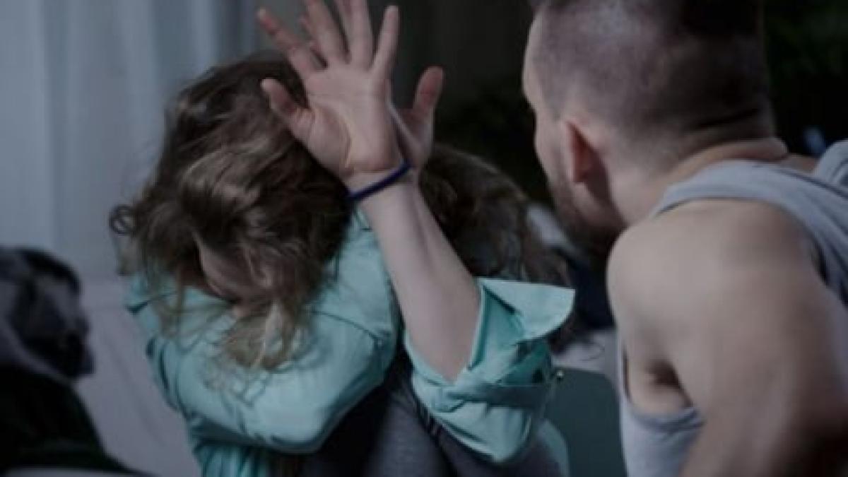 romanca--batuta--fara-mila-de-iubitul-violent--aruncata-din-pat-si-data-cu-capul-de-noptiera-