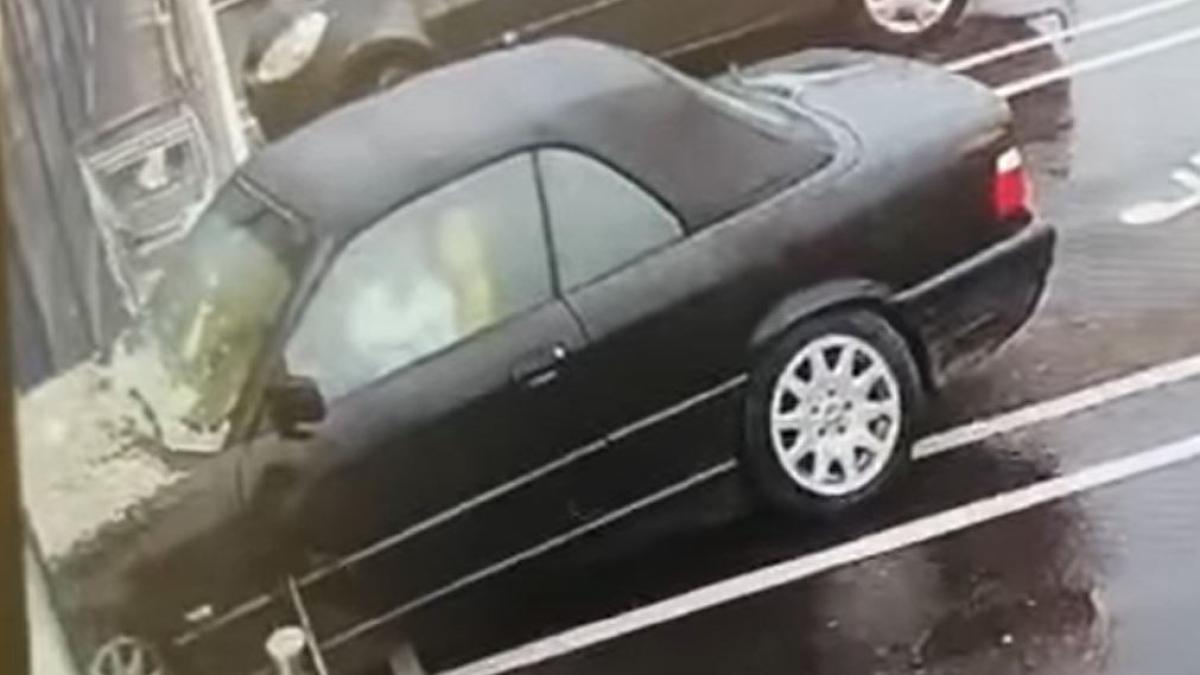 o-soferita-a-intrat-cu-masina-prin-geamul-unui-supermarket--incercand-sa-iasa-din-parcare