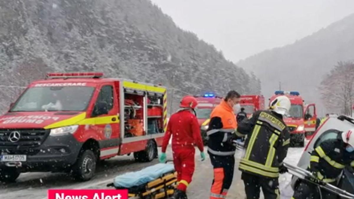 doi-romani-au-murit--alti-doi-sunt-grav-raniti--coliziune-dintre-un-autobuz-si-un-automobil-la-paltinis