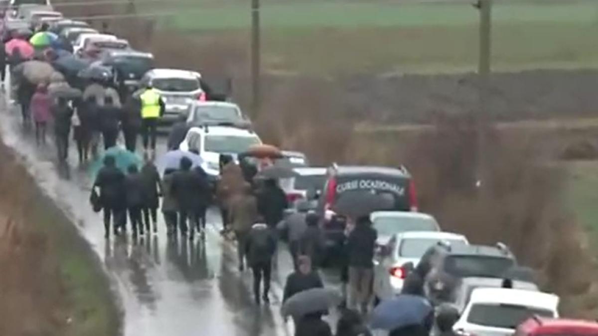 mii-de-romani-merg-5-kilometri-pe-jos--prin-ploaie--pana-la-pestera-sfantul-andrei--drumul--blocat-de-masini-si-autocare