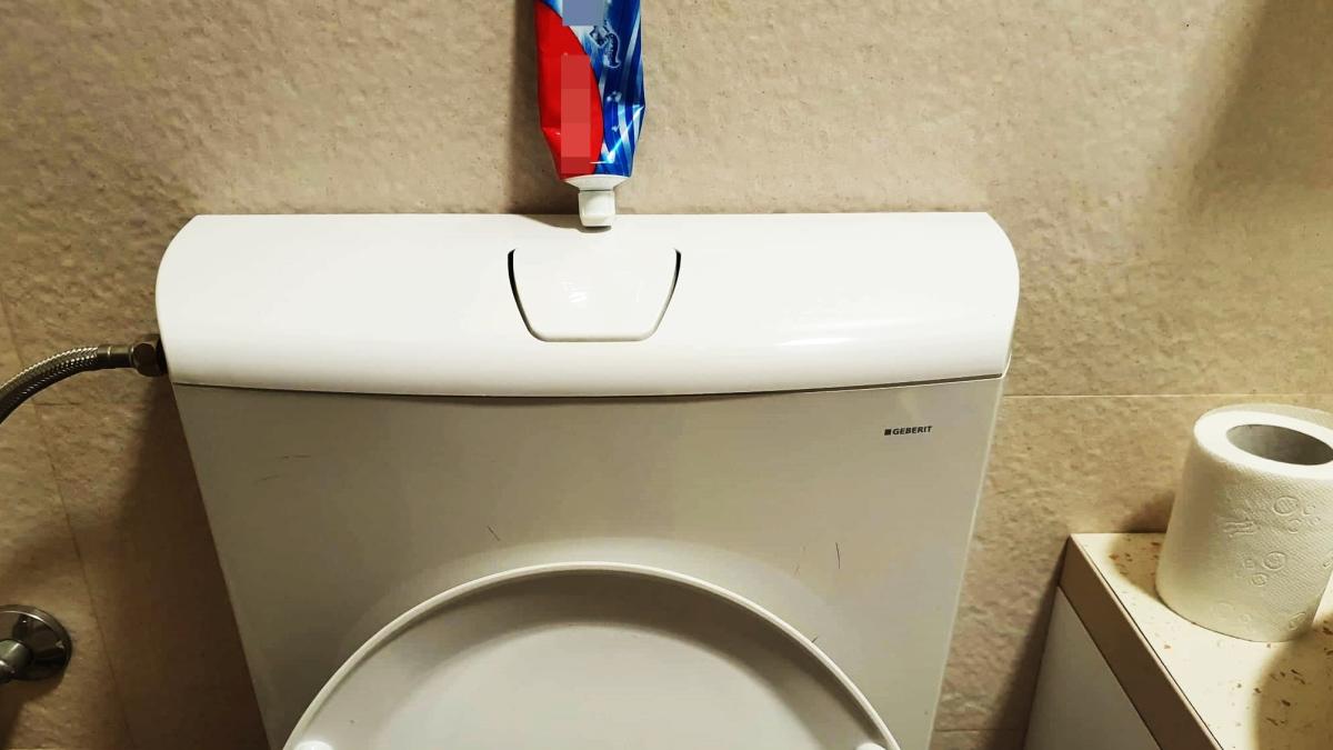 inteapa-un-tub-de-pasta-de-dinti-si-pune-l-in-rezervorul-toaletei--trucul-incredibil-pe-care-trebuie-sa-l-cunosti