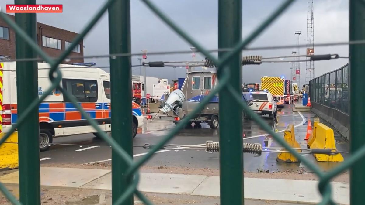 belgia--un-roman-s-a-prabusit-cu-tir-ul-in-apa--soferul--de-negasit-probabil-ca-a-murit-in-apa-inghetata---foto-2