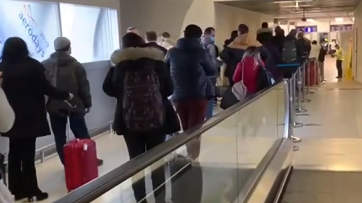 romanii-la-cozi-imense-in-aeroportul-otopeni-dupa-ce-a-crescut-numarul-de-tari-de-pe-lista-galbena-nervi-scandal-si-pierdere-de-timp