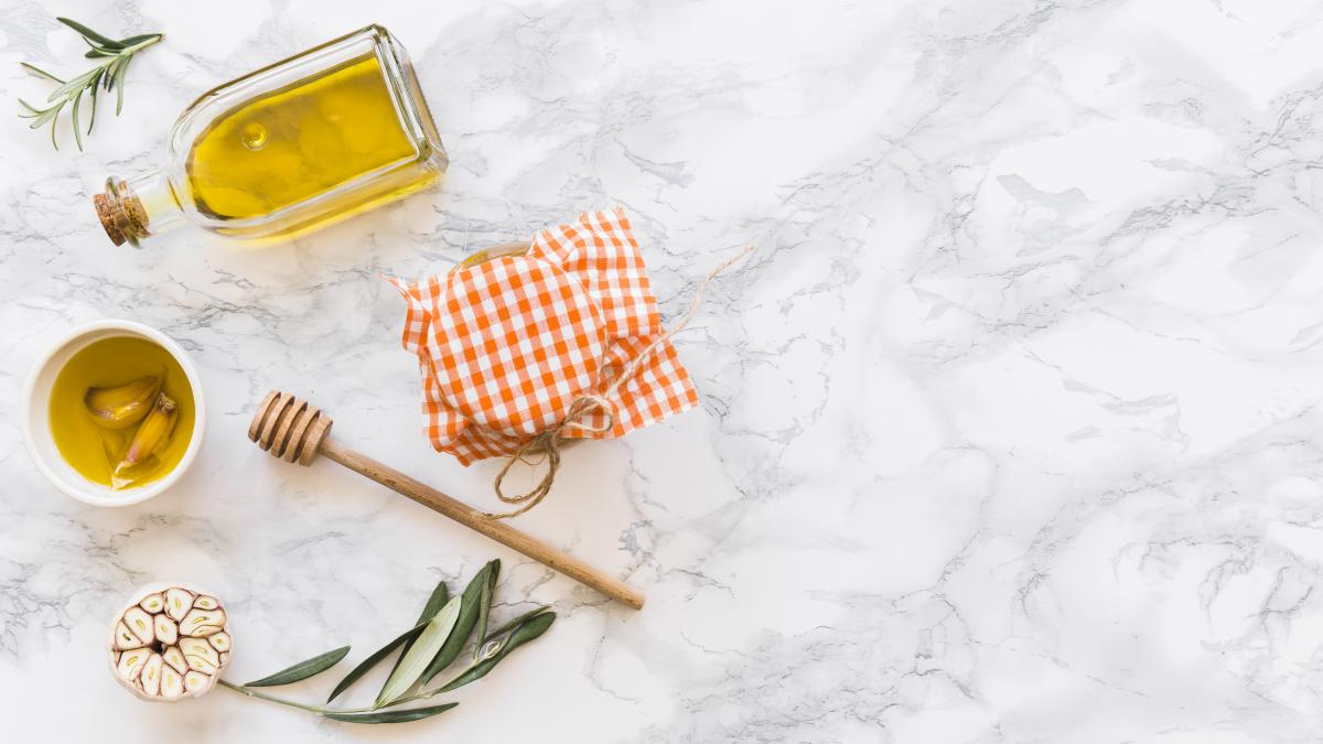 de-ce-sa-pui-zece-catei-de-usturoi-intr-un-borcan-cu-miere--cele-mai-populare-trucuri-miraculoase-facute-din-aceste-doua-ingrediente