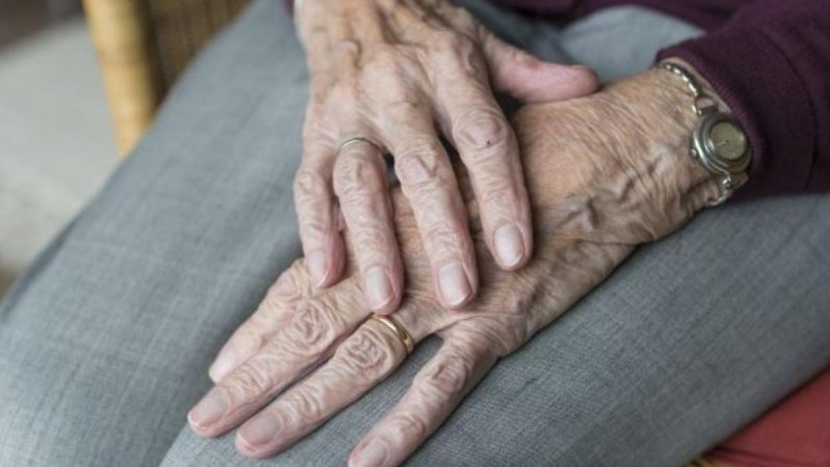 italia--un-roman-l-a-convins-pe-un-batran-sa-i-doneze-circa-60-000-de-euro--cei-doi-copii-ai-infractorului-ii-spuneau-buniciule