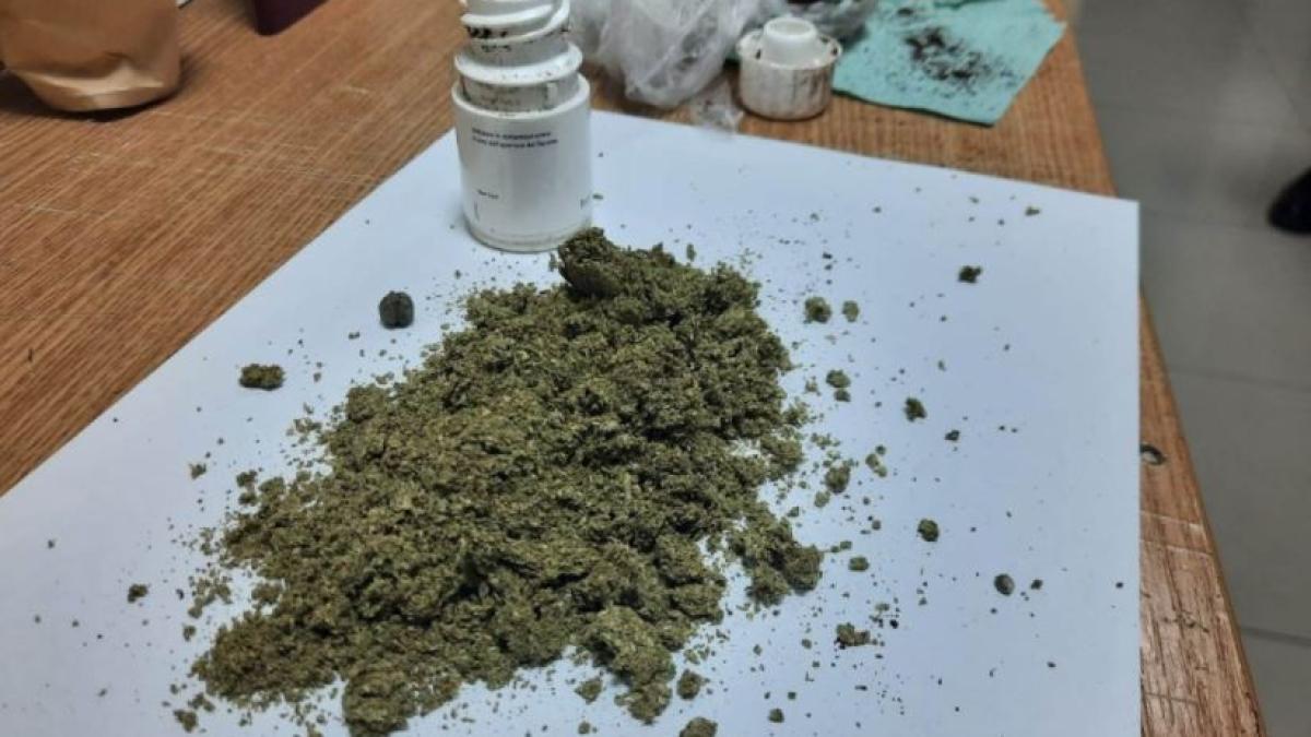 microbuz--verificat-la-intrarea-in-romania--un-pasager--prins-cu-marijuana--s-a-ales-cu-dosar-penal