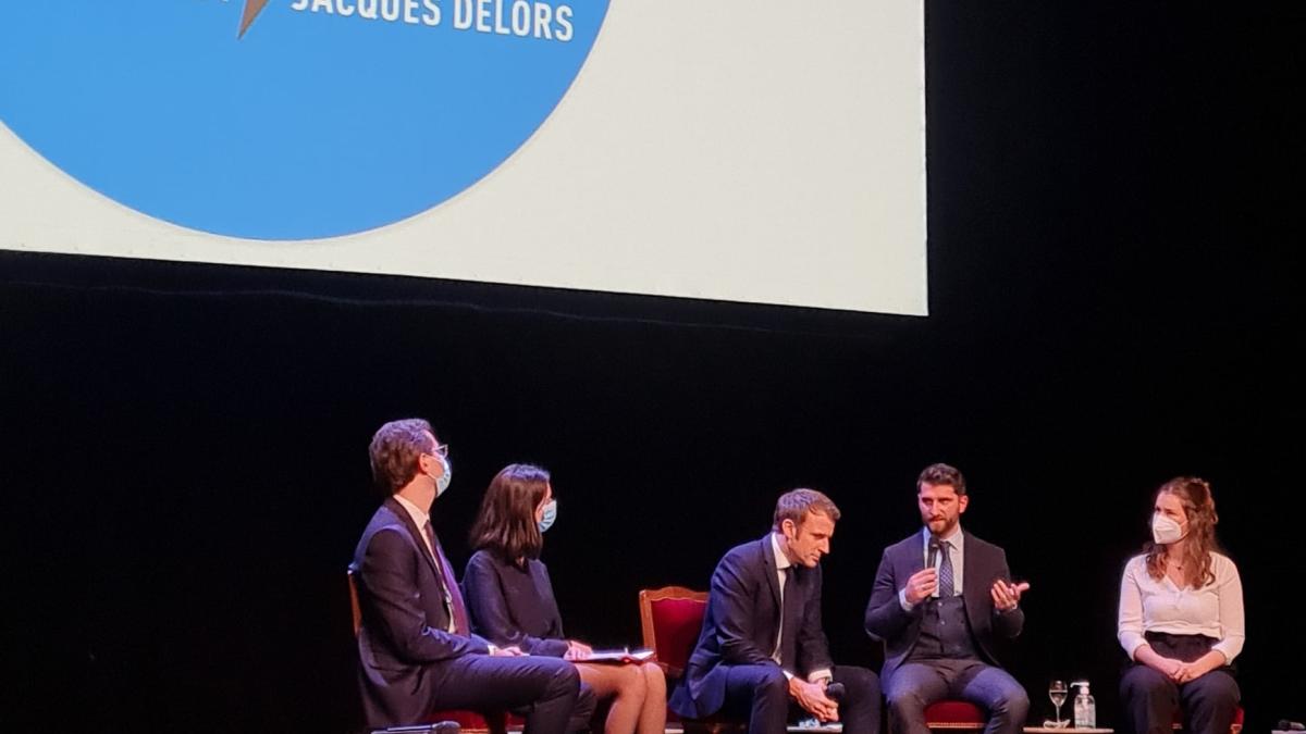 un-tanar-roman-l-a-pus-in-dificultate-pe-macron