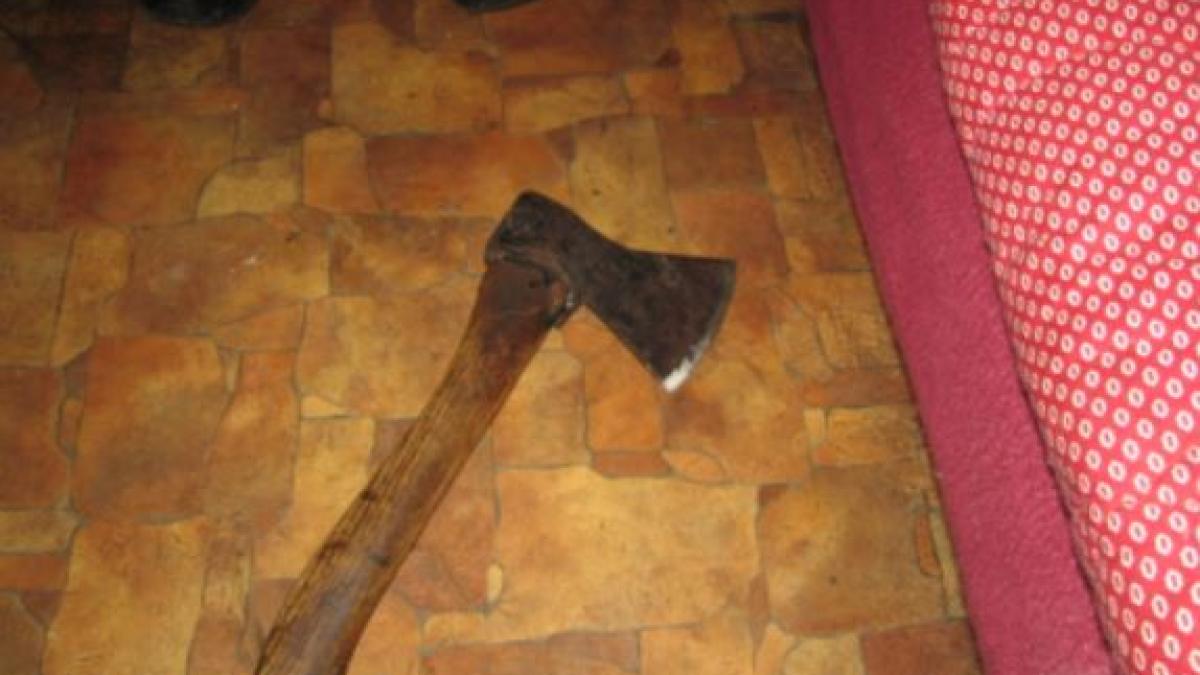 crima-infioratoare--un-barbat-si-a-ucis-sotia--dupa-ce-a-lovit-o-in-cap-cu-un-topor