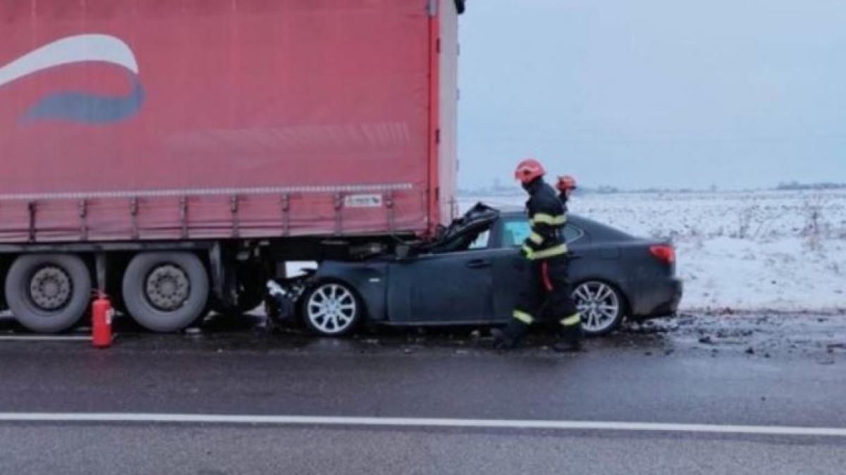 accident-rutier-grav--sofer-roman--scos-din-masina-strivita-sub-remorca-unui-tir