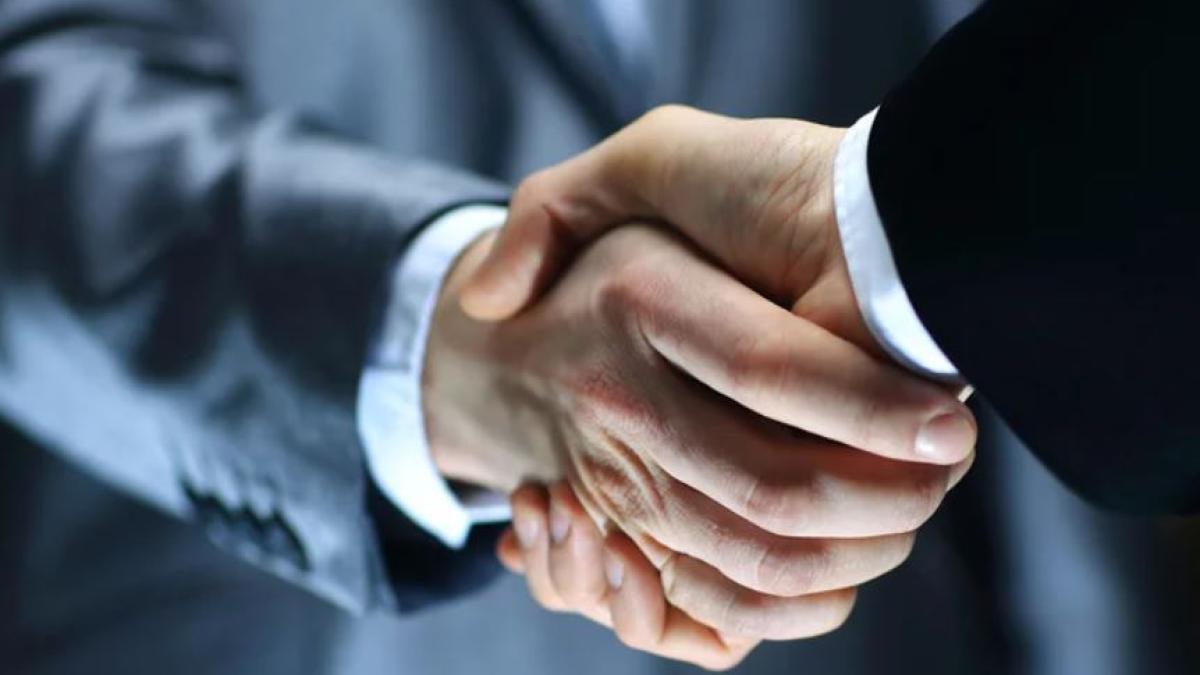 romanii--sfatuiti-de-arafat-sa-respecte-o-masura-extrema---ai-dat-mana-cu-cineva--fara-nicio-rusine-iei-dezinfectantul