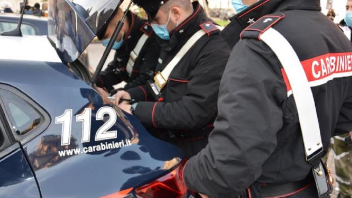 italia--jaf-fulger--comis-de-un-roman--hotul-cu-urcat-intr-o-masina-si-a-plecat-cu-mai-multe-parfumuri-de-lux