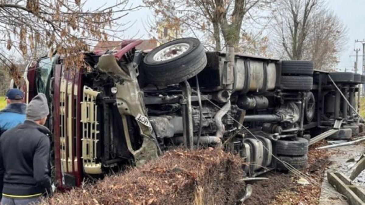 tir--rasturnat-pe-o-sosea-din-vestul-tarii--doua-persoane-au-fost-ranite