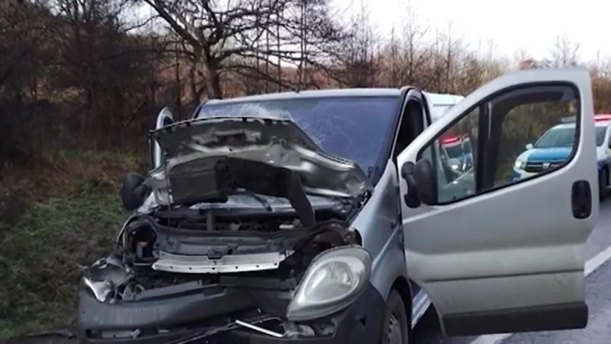 copiii-romani--din-corul-bisericesc--la-spital-dupa-ce-un-tir-s-a-izbit-de-microbuzul-lor--soferul---am-intrat-in-rezervorul-camionului