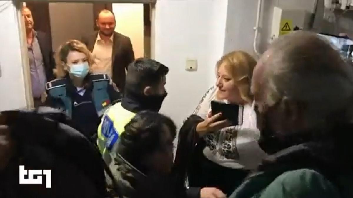 presa-din-italia-dupa-ce-sosoaca-i-ar-fi-sechestrat-pe-jurnalisti-goracci-a-riscat-mai-mult-cu-antivaccinista-decat-cu-talibanii-in-afganistan