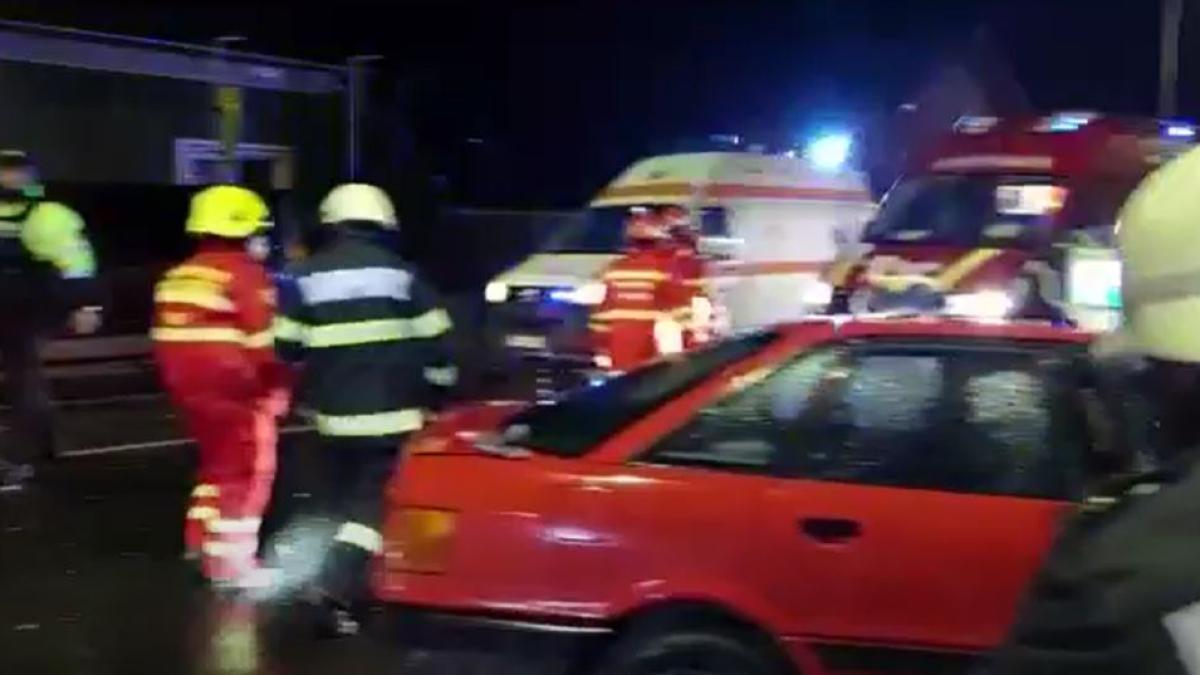 coliziune-intre-doua-masini-si-un-camion--in-cluj--o-femeie-a-ramas-incarcerata--alte-patru-persoane-au-avut-nevoie-de-ajutor