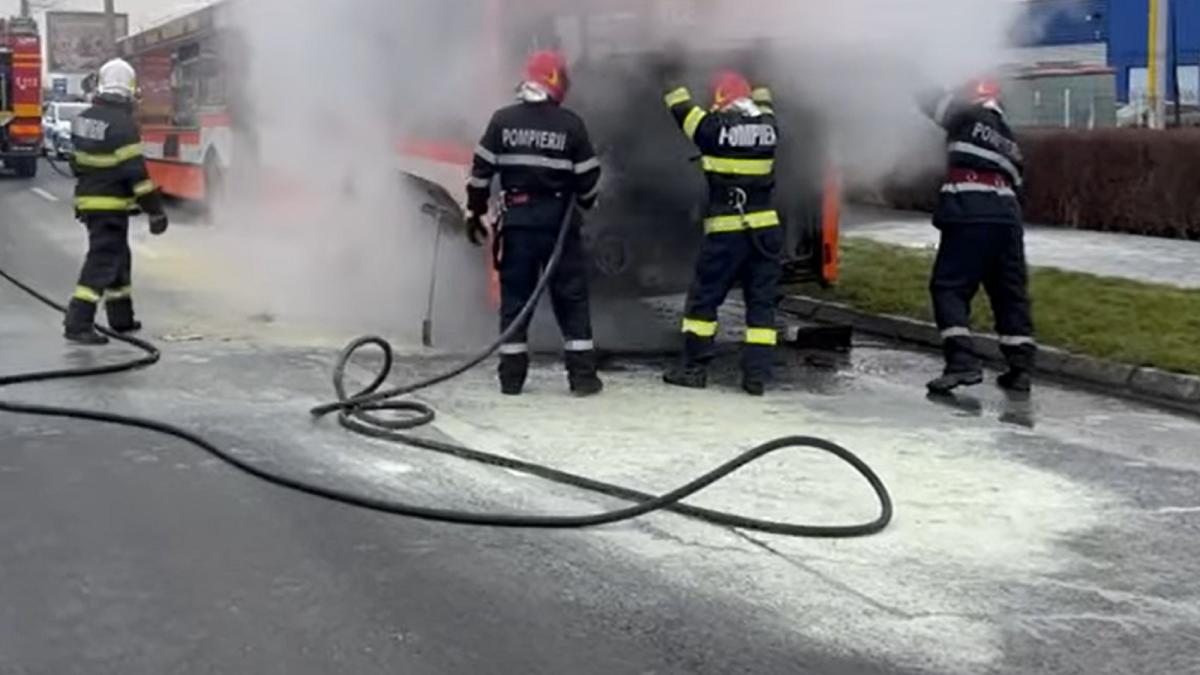 un-autobuz-cu-30-de-romani-a-luat-foc-langa-un-aeroport---video