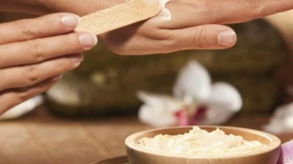 un-morcov--dat-prin-razatoare--se-amesteca-cu-iaurt-si-ulei-de-masline--masca-minune--care-iti-face--pe-loc--mainile-catifelate