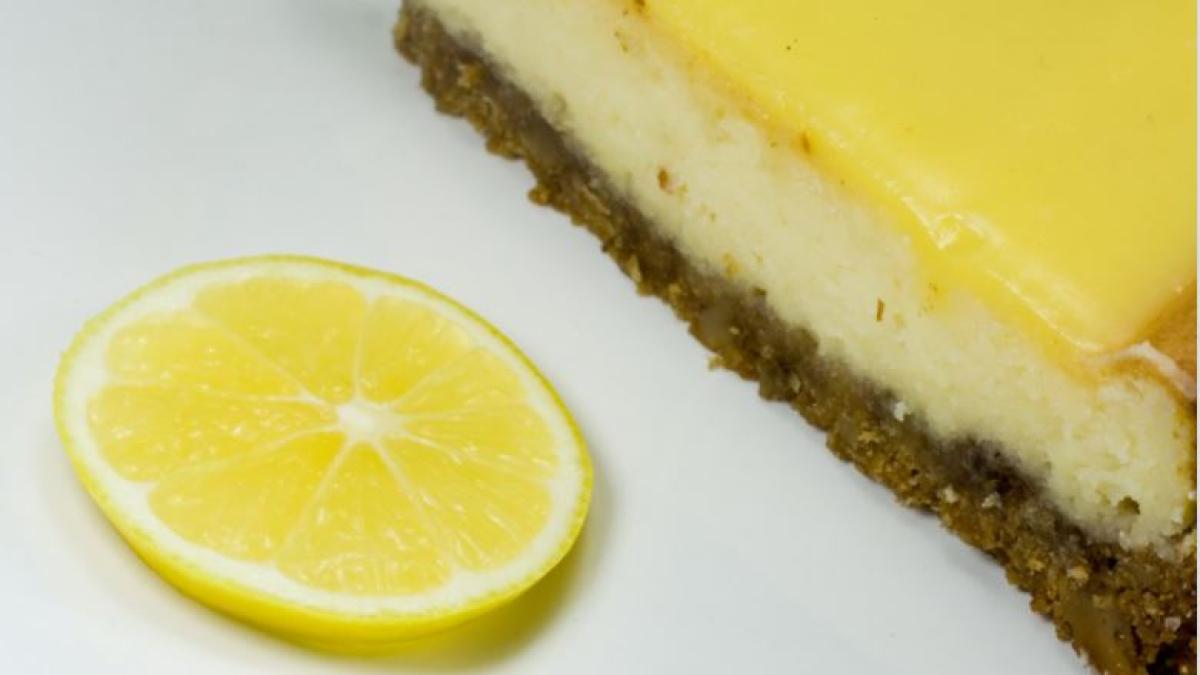 cheesecake-cu-branza-si-lamaie--se-prepara-usor-si-este-senzational-de-aromat-si-delicios--un-desert-perfect-pentru-o-cina-cu-prietenii