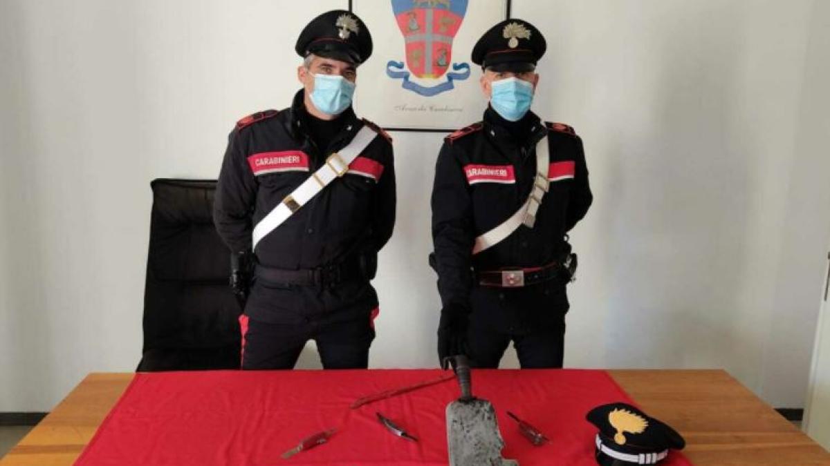 italia--roman--prins-cu-un-adevarat-arsenal-de-arme-in-masina--carabinierii-au-gasit-cutite--un-satar-si-o-ranga