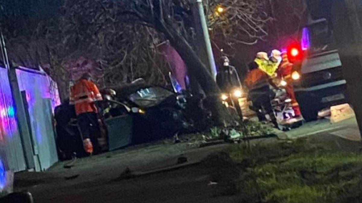 un-roman--beat-si-fara-permis--a-urcat-la-volan--masina-s-a-izbit-violent-de-un-gard--soferul-si-doi-pasageri-au-fost-raniti