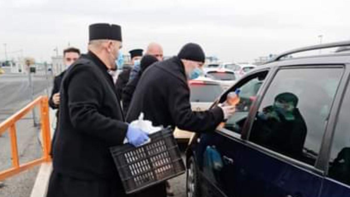 romanii-blocati-in-vama-nadlac--ajutati-cu-alimente-de-preotii-din-arad-1