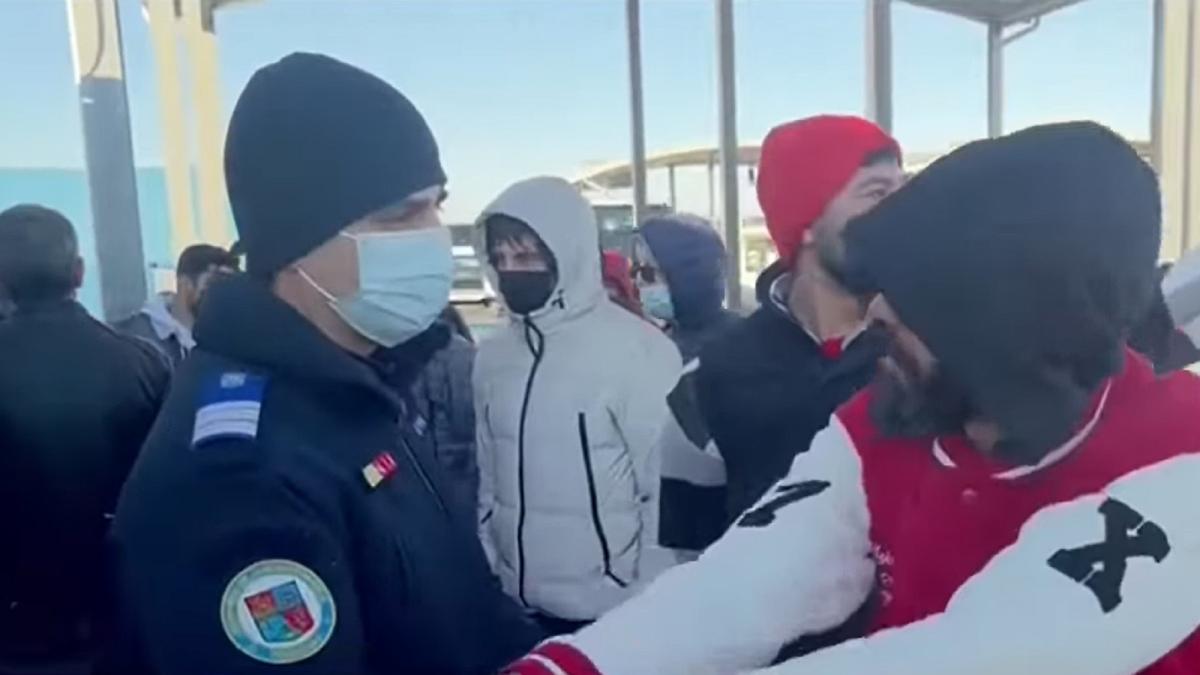 haos-la-granita--autoritatile-carantineaza-autocare-intregi-de-romani-nevaccinati