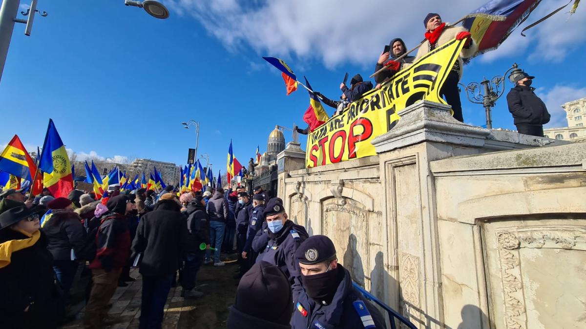 protestatarii-romani--asalt-la-usa-parlamentului--furie-uriasa--jandarmii-au-baricadat-usile-cu-propriile-trupuri---video-111-2